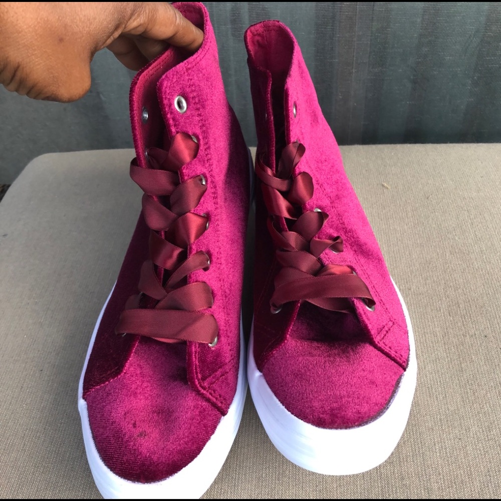 Lovely wine colored sneakers size 10. Hannah new.